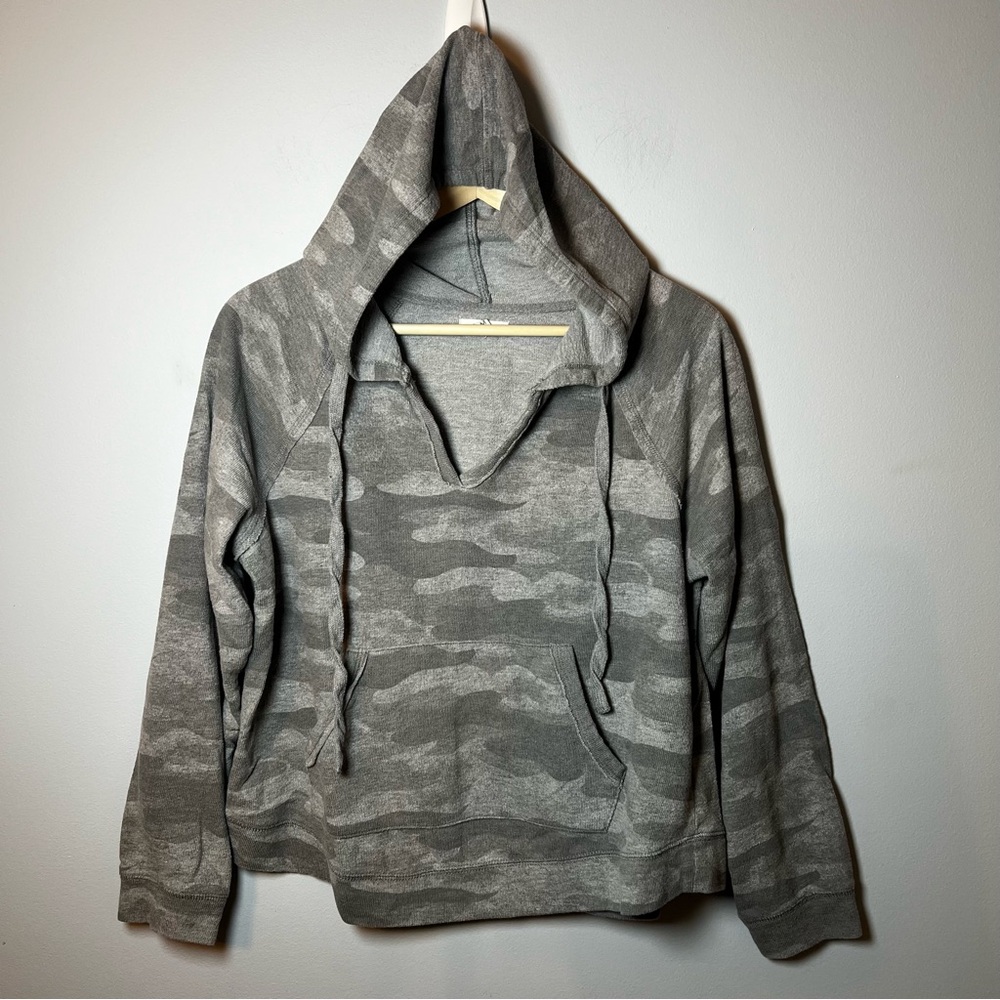 Maurices Camo V-neck Lightweight Hoodie Women’s M Gray Pullover Sweatshirt